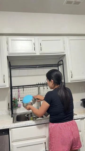 Escurridor de platos que va en el fregadero🥳 #dishesinthesink #dishdrainer #kitchenessentials #escurridordeplatos #kitchenitems 