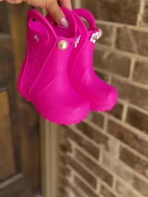 Step into the puddles in style with these Croc rain boots – waterproof comfort, easy slip-on design, and perfect for everything from school runs to weekend adventures. Whether it’s drizzly mornings or muddy afternoons, these boots keep feet dry without sacrificing fashion. A must-have for fall and winter, they also make a thoughtful Christmas gift for anyone who loves practical yet cute footwear. #TikTokShopRestock #TikTokShopBlackFriday #TikTokShopCyberMonday #creatoricons #tiktokshopsummerturnup