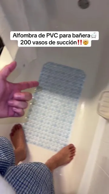 Ya no me meto en la bañera sin la alfombra desde hace mas de 1 año que las tengo, mide 40x16 pulgadas lo que cubre mi bañera entera🛁! #bathmat #bañera #ducha #alfombraantideslizante #tiktokshopcreatorpicks