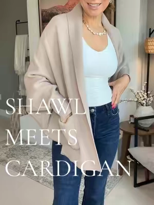 Keep warm while also looking like you were born with style #shawl #cardiganshawl #openfrontcardigan #shrug #fallfashiontrends 