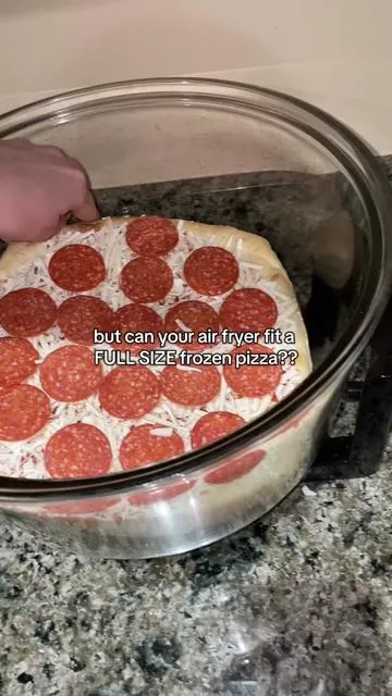 Finally.. an air fryer that understands my appetite😮‍💨 #airfryer #glassairfryer #kitchenupgrade #tiktokmademebuyit #kitchenmusthaves #cookingtiktok #foodietok #foodie #frozenpizza #pizzahack 