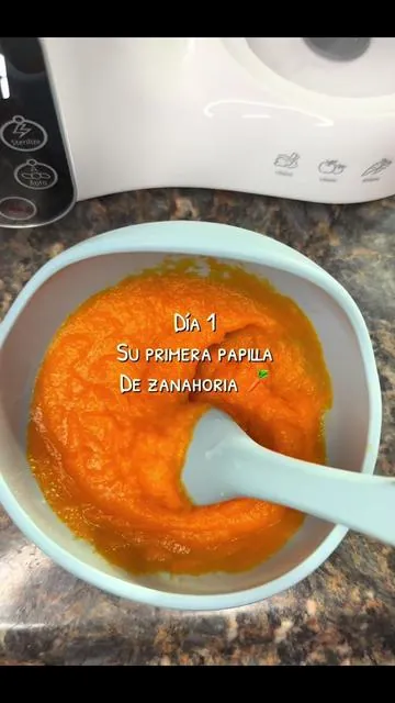 Su primera papilla de zanahoria 🥕#alimentacioncomplementaria #startingsolids #6months #fyp #paratii 