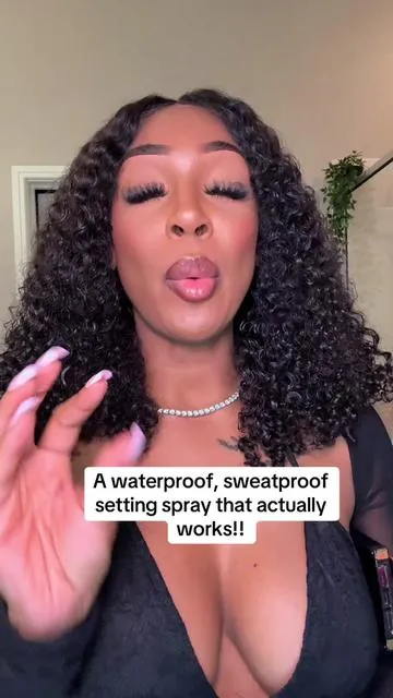 A waterproof & sweat proof setting spray that actually works! 👏🏾 . . . . . . . #makeuphacks #settingspray #waterproofsettingspray #makeuptips #longlastingmakeup 