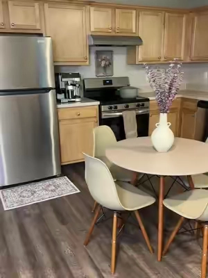 So cute and quality! #affordablefurniture #diningset #kitchentable 