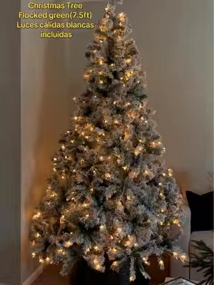Este es el modelo flocked green de 7.5 pies, viene con luces blancas cálidas incluidas, es súper frondoso y se ve precioso en cualquier espacio.✨  #christmastree #christmas 