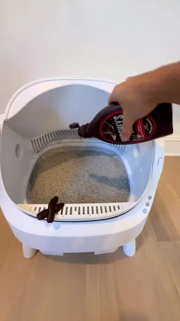 if this was a standard litter box it’d be destroyed 💩 😭