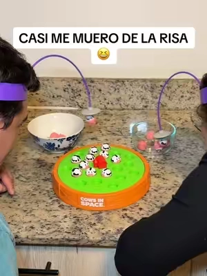 Intenta jugar este juguete de mesa, no están fácil de jugarlo, pero muy divertido 😆 @Relatable  #toys #kidstoys #tabletopgames #tiktokshopblackfriday #tiktokshopcybermonday 