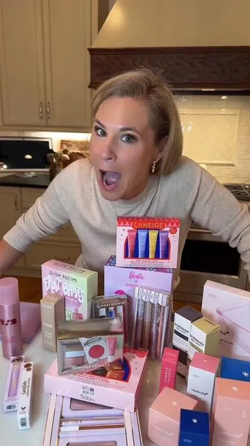 Beauty Haul: The ultimate haul of holiday beauty gift sets that any teen or college girl or mom 😊 would love! Linking them all so you can be the best gift giver this holiday season 😉 #gifts #giftsforher #christmasgiftideas #haul #haultok 
