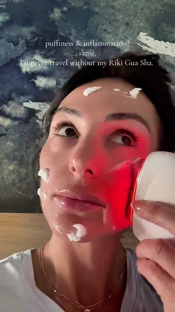 I never travel without my @rikilovesriki Gua Sha tool. #guasha #lymphaticdrainage #puffiness #skincare #antiaging 
