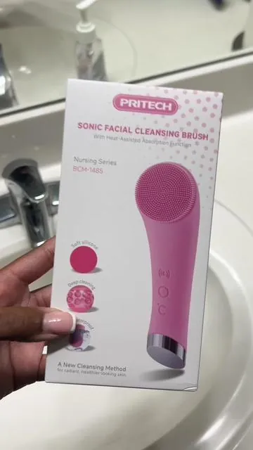 Facial Cleansing Brush ✨🎀 I’m in loveeeee. 10/10  Don’t walk, RUNNN to get you one.  #skincareroutine #facialbrushcleanser #fypシ #fyp #facewash 