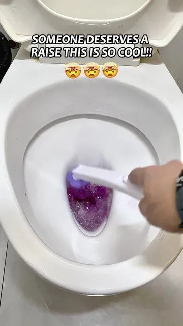 🚽✨ Stop scrubbing with those gross old brushes. This disposable toilet brush smells fresh, keeps your toilet spotless, and you just toss it when you’re done. So easy! 👇 #CleaningHacks #HomeEssentials #BathroomMustHave #CleanTok #tiktokmademebuyit 