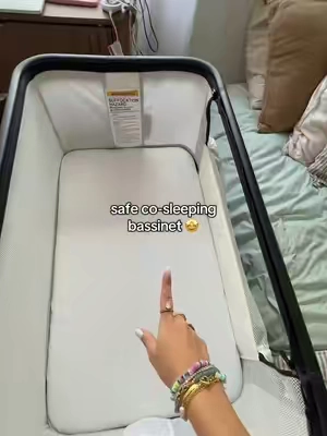 This is great if you’re a new mama who wants to be as close to your baby as possible, but have too much anxiety to co-sleep 👀 #cosleepingmom #babybassinet #momtips #safesleep 
