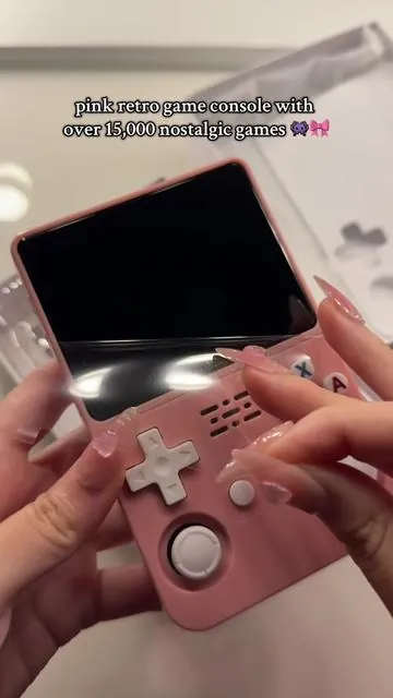 it has every childhood game u can think of omg get it now while it’s on sale 🥹🫶🏻 #r36s #handheldgameconsole #retrogaming #nostalgicgames #gamergirl @Wuds Game Store 