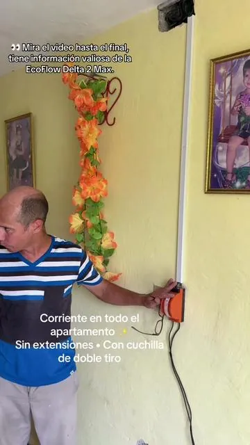 Para que mi mamá pudiera tener corriente en todo el apartamento, llevé a un electricista y le instaló la EcoFlow Delta 2 Max correctamente. Solo hizo falta una cuchilla de doble tiro y buscar la entrada principal de corriente del edificio. Ahora puede usar televisor, refrigerador, luces y cargar teléfonos sin necesidad de extensiones, y la energía le dura toda la noche. Una instalación limpia, segura y práctica para los apagones en Cuba. 💬 Guarda este video si estás pensando en instalar una igual. #MiHogarActivo #EcoFlow #Delta2Max #EnergíaPortátil #ApagonesCuba  @EcoFlow 