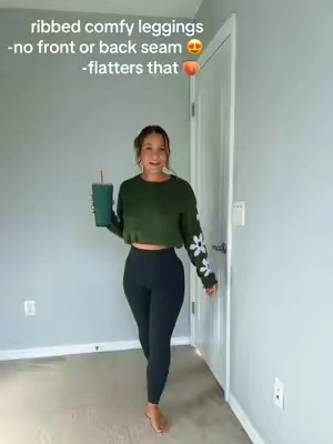 these ribbed leggings are a favorite of mine, so comfy so cute and really flattering that booty! #leggings #noseamleggings #warmleggings 