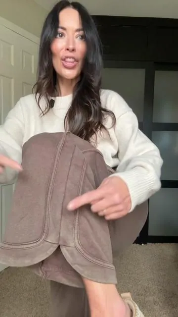 These faded wide leg sweatpants look like I’m going to be living in them 24/7 👏🏼👏🏼👏🏼👏🏼 