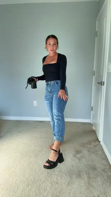 These wide foot friendly chunky heels are so freaking adorable with a genius closure! I’m obsessed and will be wearing them all season. #chunkyheel #heels #widefootfriendly 