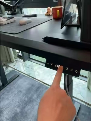 Came across this awesome standing desk#desk #standingdesk #electricdesk #desksetup #workfromhome 