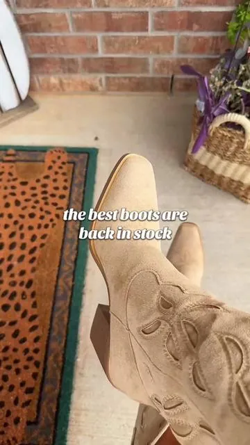 Obsessing over all things western style! These are beyond comfy and the stitching is chefs kiss! #countrystyle #westernfashion #cowgirlboots #countryboots #cowboyboots @wetkissshoes 