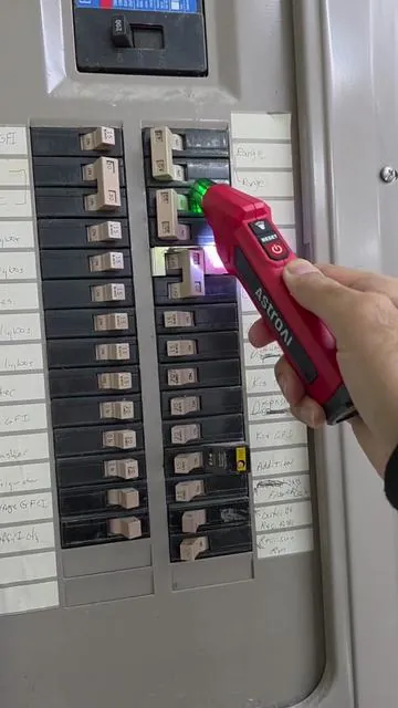 #breakerfinder #voltagedetector #electricalwiring #hardwaretools #electricalbox 