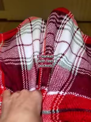 A blanket with FEET POCKETS - The ultimate gift for anyone!!! Are you kidding me? This is going to be the best holiday gift that you could buy this season... kids, teenagers, coworkers, friends, sisters, spouses parents are going to absolutely love this blanket with feet pockets — seriously, the ultimate cozy vibe for home #feetpocketblanket #holidaygifts #cozyblanket #blanketlife #cozyhome