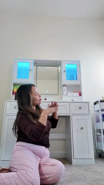 Where my glow begins 💕@VOWNER #dreamvanity #nepaliinusa #tiktokshop  #aesthetic #fyp 