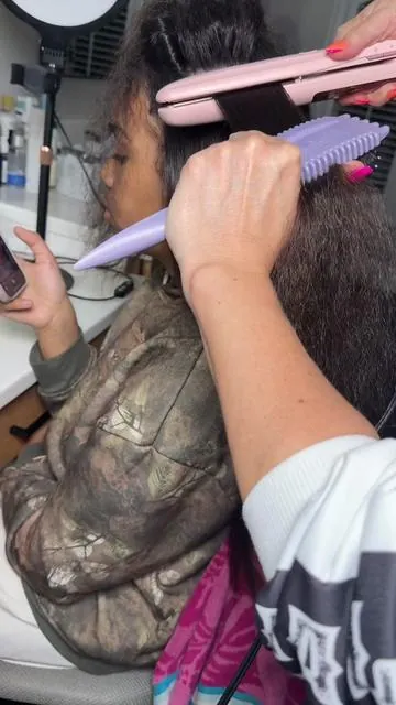 Hand down!!!! The BEST flatiron there is no competition! #wavytalk #wavytalkhair #wavytalkstraightener #flatironcurls #hairtutorial  