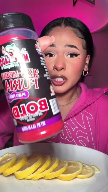 I can’t believe I’m so late trying this 1000/10! It was so good fr and you can literally take this on the go with you. I plan on taking it to the movies for my popcorn!😂 DEFINITELY TRY IT IF YOU HAVENT!!!💖💖🍀🍀 #foryoupage #trending #viral #tiktokshopblackfriday #tiktokshop 