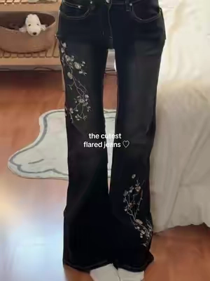 the embroidered flower design is soo cute and the jeans are stretchy !! <3 #emmiol #flaredjeans #bootcutjeans #bellbottoms #tiktokshopcreatorpicks 