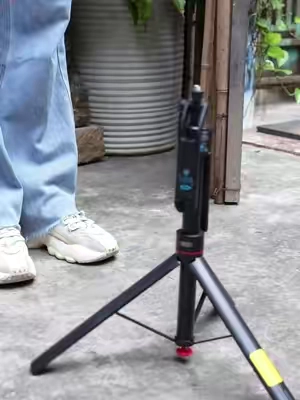 It's Like Autopilot for Your Content. ✈️#facetracking #phonestandholder #newselfiestick #Vlog#selfiestick 