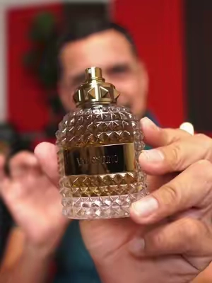 Valentino Uomo Eau de Toilette – aroma de cuero, chocolate y café tostado. Elegancia italiana con actitud moderna. #mensfragrance #mensstyle #colognesformen #valentinouomo #perfumeshop 
