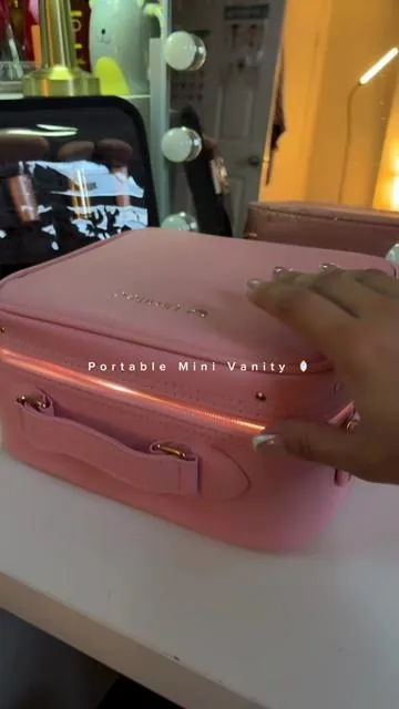 Estoy obsesionada con la Portable Travel Makeup Bag with 3-Color LED Mirror 😍 tiene espejo LED, se carga por USB y viene en rosa y negro 💄✨ #PortableMakeupBag #LEDMirrorBag #MakeupOrganizer #TravelBeautyCase #tiktokshopblackfriday