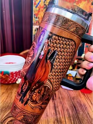 40oz Tumbler, 1pc Gift, StainlAislado: Mantiene las bebidas calientes o frías durante periodos prolongados Capacidad para 40oz, apto para diversas bebidas y hidratación sobre la marcha Material duradero: Fabricado en acero inoxidable para un uso duradero Tema de Caballos: Diseño de caballo impactante que atrae a amantes de los caballos y amazonas #vasospersonalizados #vaqueros #gifts #caballos #vaquerosyvaqueras🤠❤️