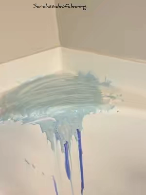 Wire rag cleaning this tub was filthy #palmoliveoxy #ajaxpowder #wirerag #bathtubclean #pinegloocean 