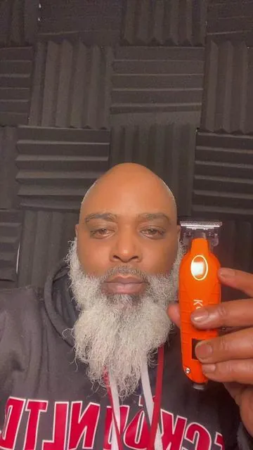 These Kimmy Clippers 2293s don’t play! 💪🏽 Cuts smoother, sharper & cleaner than most $200 clippers 😳✂️ Perfect for fades, lineups & beard trims 💈 Get pro-level results from home! 🏠✨ #KimmyClippers2293s #TikTokShopFinds #BarberTok #MensGrooming #FadeGameStrong 