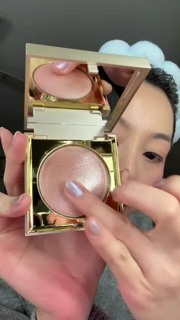 The shine ✨  @Stila Cosmetics #stilaheavenshuehighlighter #tiktokshopcosmetics #TikTokShopCreatorPicks #tiktokshopblackfriday #tiktokshopcybermonday 
