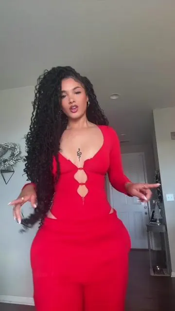 • HIGH compression shapewear that’s gonna leave you sculpted & snatched tf up ‼️🚨@Shapellxofficial  #shapewear #fyp #snatched #bodysuitshapewear 