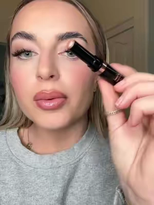 Uhm WHATTTT are you kidding me?! This actually might be better than that very expensive one.. #glitterstick #eyeshadow #eyeshadowtutorial #makeupforbeginners #makeuptok 