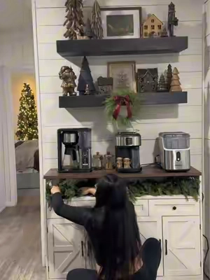 Le pedí a mi esposo una luz para el coffee bar y superó mis expectativas 🤭✨🤎 #coffeebar #coffeebardecor #christmasdecor #foryoupage #christmasvibes 
