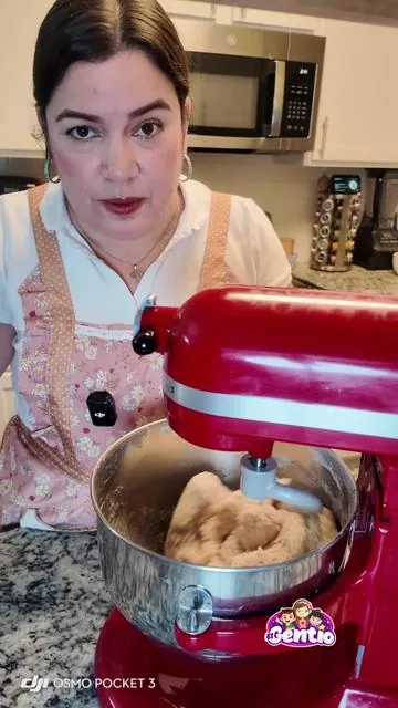Mi Gentío 🌻Aquí les traigo nuevamente la batidora que uso en la cocina del gentío. Está en un súper precio por el Black Friday. Es la KitchenAid Profesional de 7 cuartos y se las dejo aquí mismo en el carrito naranja 🛒para que se animen y aprovechen ese precio. Esta máquina aguanta amasados pesados, masas grandes, mezclas densas… todo. Si haces pan, roles de canela, tortas, postres… esta es la inversión que te va a cambiar la vida. No se recalienta, no tiembla, no se rinde. Es potencia, estabilidad y durabilidad, de verdad. Corre porque esta oferta vuela. Te dejo el enlace en el carrito naranja🛒 #BlackFridayDeals #KitchenAid #ElGentio 