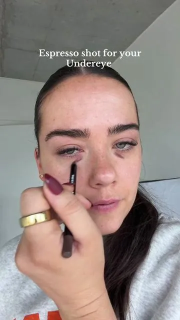 Looks like she works to meeeee @Palladio Beauty #undereyebags #colorcorrector #tiktokshopcreatorpicks #tiktokshopblackfriday #tiktokshopcybermonday 