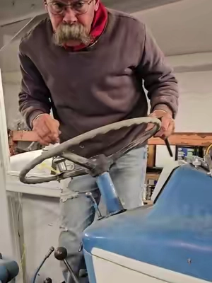 Another great tool that he actually used. #mechanic #tractor #vevor @Vevor Shop US 