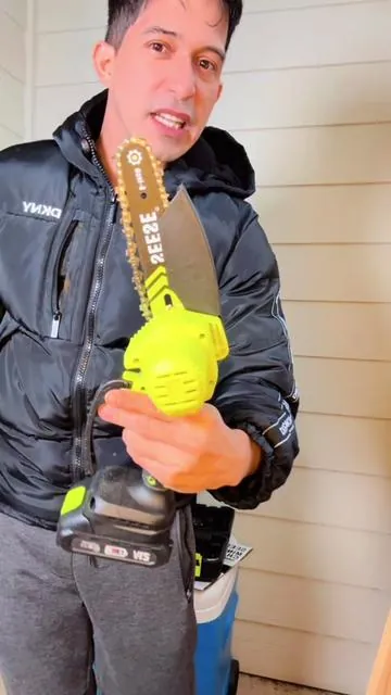 MINI  Motosierra eléctrica SESEE… Ligera, potente y perfecta para cortar madera, ramas o para trabajos de jardinería. Viene con dos baterías de 21V para que trabajes por más tiempo y la puedes llevar contigo a cualquier lugar. Ideal para casa, camping o bricolaje. #MiniMotosierra #ElectricChainsaw #HerramientasPortátiles #CorteDeMadera #Jardinería