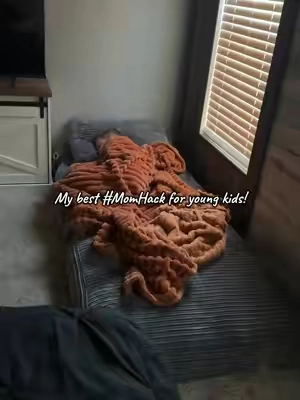 Mom hack for scared kiddos and so much more comfortable than a blanket thrown on the floor! 🫶🏼 #momhack #sofabed #tiktokshopholidayhaul #foldablesofabed #momhacks 