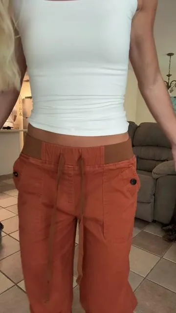 These Flamingals cargo pants are the perfect mix of comfy + flattering. Mid-rise, stretchy, and straight-leg so they sit perfectly on the waist and give that relaxed 90s vibe without being bulky. Easy to style, super wearable, and a staple for everyday looks. #CargoStyle #EverydayOutfits #WardrobeStaple #tiktokshopholidayhaul  #TikTokShopCreatorPicks 