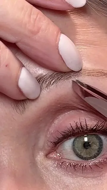 Close up on The Big Reveal eyebrow tweezers so you can see how beautifully they work 😲 The extra thin, sharp, wedge-shaped tip makes plucking even the tiniest brow hairs so easy - and you get that satisfying little pop when the hair comes out in tact 🤩 #tweezers #eyebrows #browshaping #brows #eyebrowshaping 