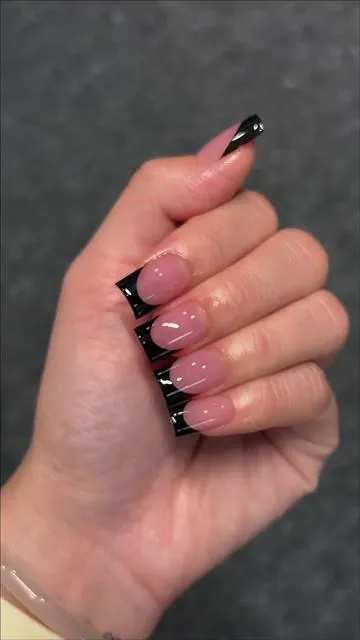 Classic black French tips.  💥TC #pressonnails #frenchnail#trendnails #nailarttutorial #novoovonails 