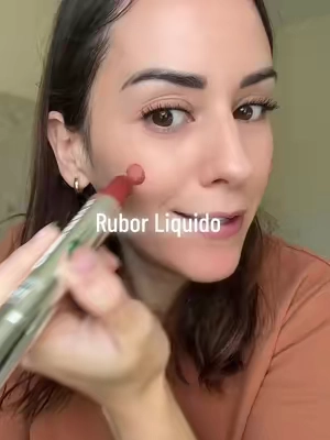 El rubor en líquido de Sachu Beauty ofrece un acabado de piel, brillosa y humectada #sacheubeauty #cheekstayn #liquidblush #rubordemaquillaje #ruborliquido  