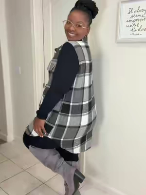 Covered and CUTE! #flannelseason #plussizeoutfits #flanneloutfit #leggingsoutfit #falloutfits 