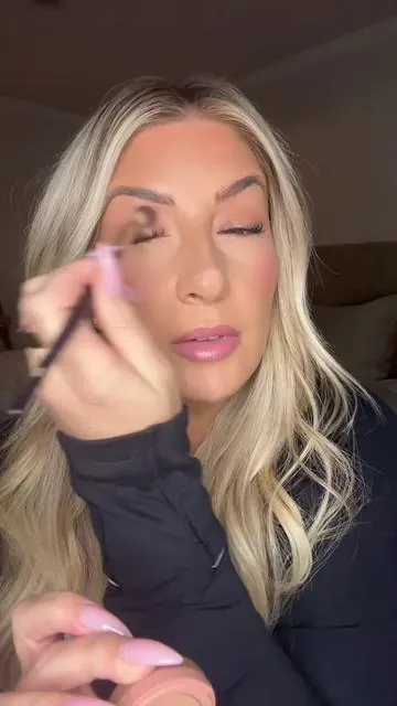 Simple eyeshadow look perfectly paired 💕@Kaja Beauty #kajabeauty #easyeyeshadow #eyeshadowtutorial 